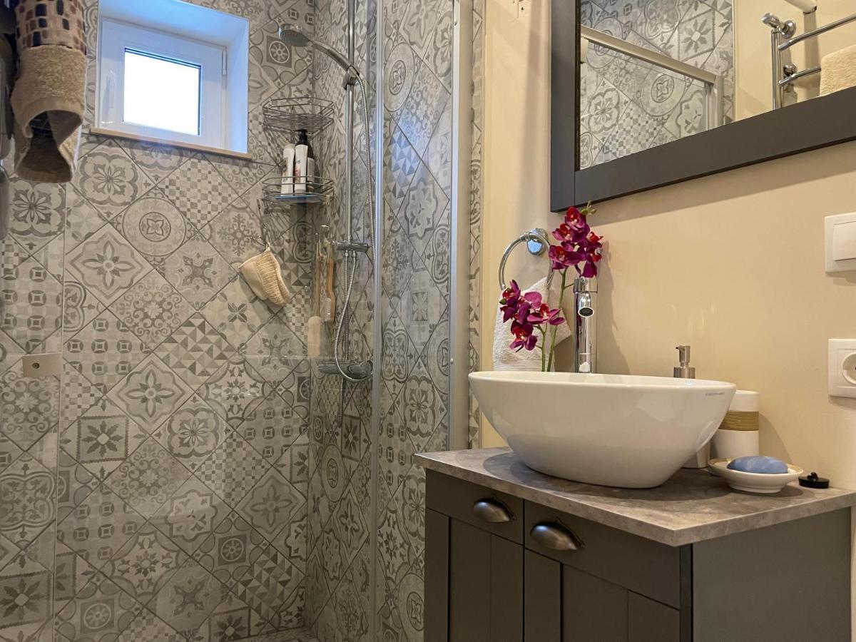 Pristine 1Br Apt In City Center W/ Patio And Parking Riga Kültér fotó